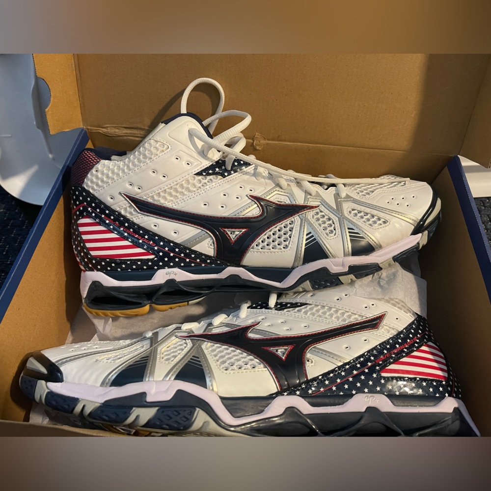 Mizuno Wave Tornado 9 Mid USA special edition. Size 15